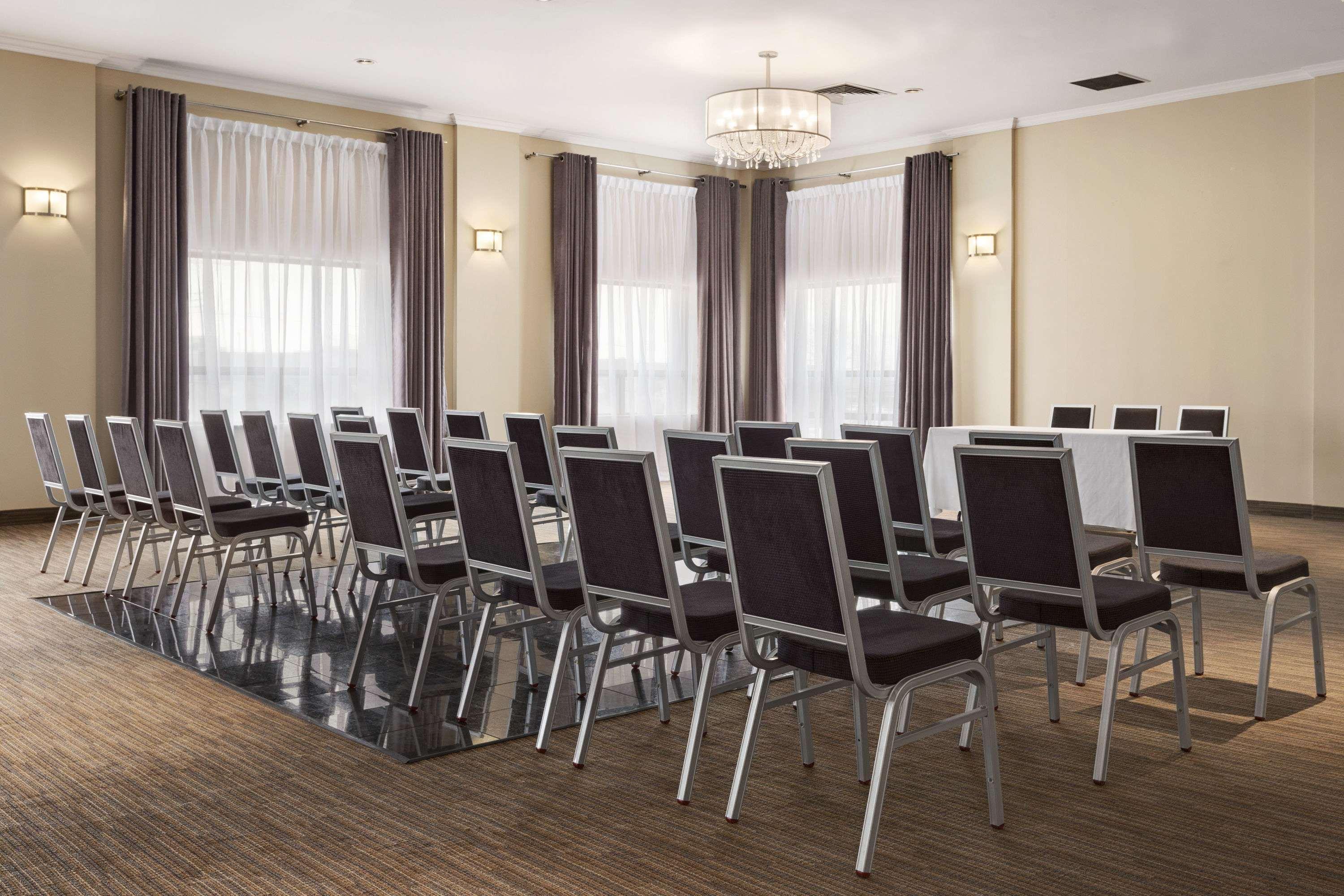 Days Inn By Wyndham Montreal Airport Conference Centre Дорваль Екстер'єр фото