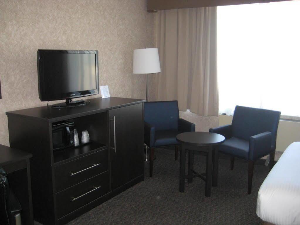 Days Inn By Wyndham Montreal Airport Conference Centre Дорваль Екстер'єр фото